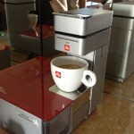 ¡Todos los cuartos en el hotel JW Marriott Marquis incluían una máquina de espresso marca Illy. ¡Qué cool!  Each room at the JW Marriott Marquis Hotel featured an Illy espresso machine. Very cool!