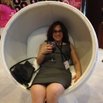 "Chileando" en el Luxe Lounge de Target con una copa de vino.  Chillin' in the Target Luxe Lounge with a glass of wine. ;)